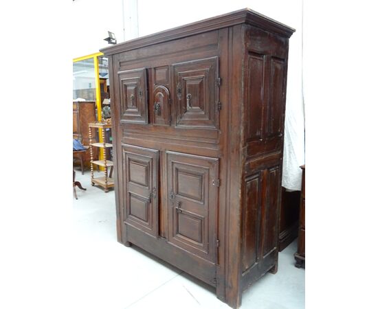 Elegante stipo rustico datato 1661 in rovere Francia