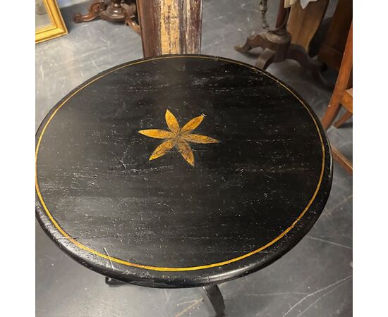 Antique round Tuscan coffee table lacquered in black and gold, painted. Early 1800s. Diameter 57 cm, height 80 cm.