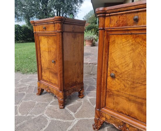 Pair of Carlo X walnut veneer bedside tables, 1820