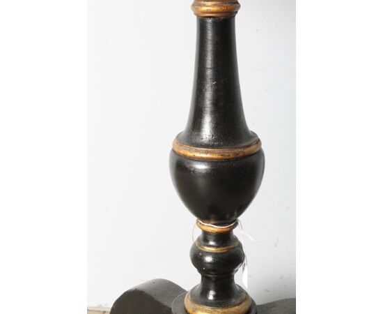 Antique round Tuscan coffee table lacquered in black and gold, painted. Early 1800s. Diameter 57 cm, height 80 cm.