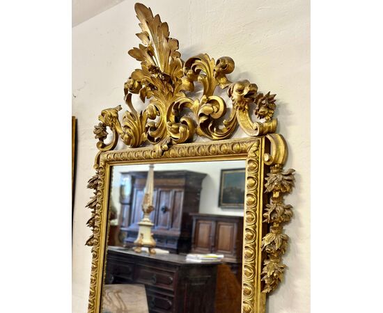 Carved and gilded wooden mirror. Tuscany, early 19th century.