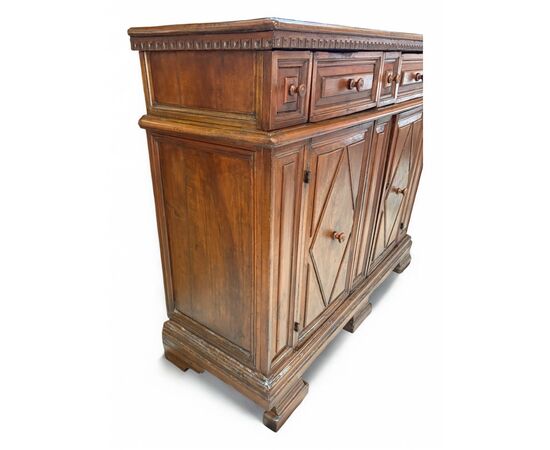 Credenza in noce del XVII secolo