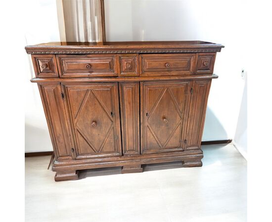 Credenza in noce del XVII secolo