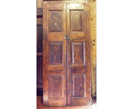 pti425 walnut doors seventeenth-century mis. 202 x 92.5 cm