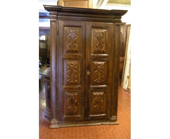 stip060 wall cabinet with doors carved walnut mis.157 x 230