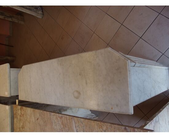 SMALL NEO-CLASSICAL FIREPLACE IN WHITE CARRARA MARBLE, LATE 19TH CENTURY FRANCE, CM L103xP30xH103