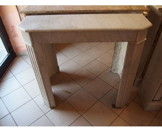 SMALL NEO-CLASSICAL FIREPLACE IN WHITE CARRARA MARBLE, LATE 19TH CENTURY FRANCE, CM L103xP30xH103