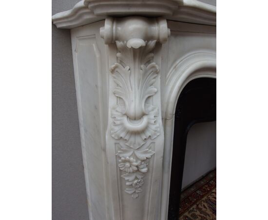 LOUIS XV STYLE CARVED FIREPLACE IN WHITE CARRARA MARBLE, EARLY 1800S FRANCE cm L162xP42xH108