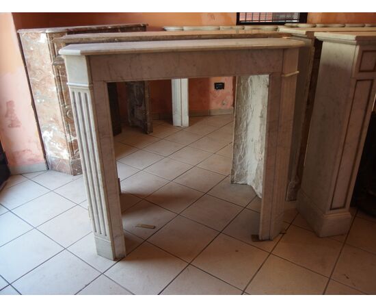 SMALL NEO-CLASSICAL FIREPLACE IN WHITE CARRARA MARBLE, LATE 19TH CENTURY FRANCE, CM L103xP30xH103