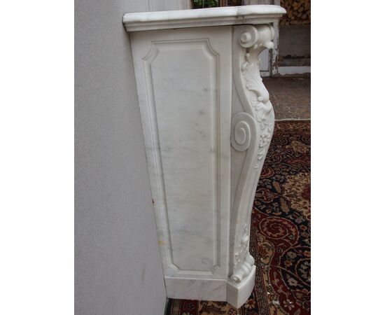 LOUIS XV STYLE CARVED FIREPLACE IN WHITE CARRARA MARBLE, EARLY 1800S FRANCE cm L162xP42xH108
