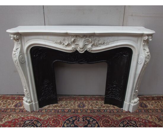 LOUIS XV STYLE CARVED FIREPLACE IN WHITE CARRARA MARBLE, EARLY 1800S FRANCE cm L162xP42xH108