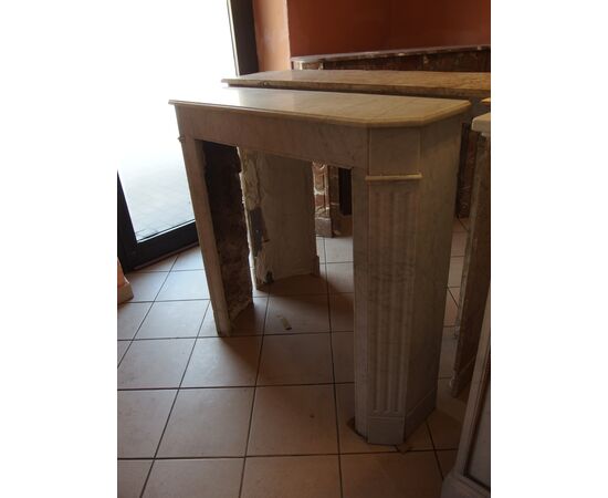 SMALL NEO-CLASSICAL FIREPLACE IN WHITE CARRARA MARBLE, LATE 19TH CENTURY FRANCE, CM L103xP30xH103