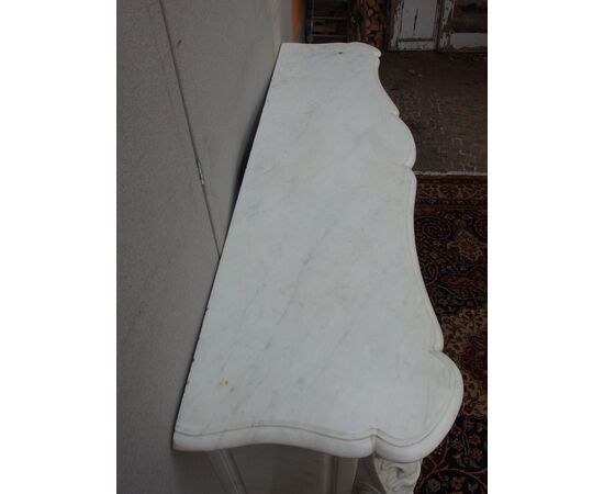 LOUIS XV STYLE CARVED FIREPLACE IN WHITE CARRARA MARBLE, EARLY 1800S FRANCE cm L162xP42xH108