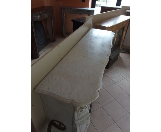 CARRARA WHITE MARBLE FIREPLACE LOUIS XV STYLE 19TH CENTURY FRANCE cm L136xP37xH108