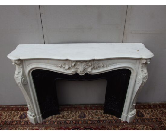 LOUIS XV STYLE CARVED FIREPLACE IN WHITE CARRARA MARBLE, EARLY 1800S FRANCE cm L162xP42xH108