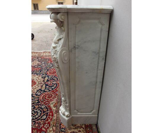LOUIS XV STYLE CARVED FIREPLACE IN WHITE CARRARA MARBLE, EARLY 1800S FRANCE cm L162xP42xH108