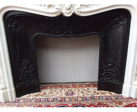 LOUIS XV STYLE CARVED FIREPLACE IN WHITE CARRARA MARBLE, EARLY 1800S FRANCE cm L162xP42xH108