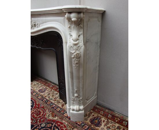 LOUIS XV STYLE CARVED FIREPLACE IN WHITE CARRARA MARBLE, EARLY 1800S FRANCE cm L162xP42xH108
