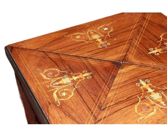 Tavolino da gioco a fazzoletto inglese stile Vittoriano della seconda metà del 1800