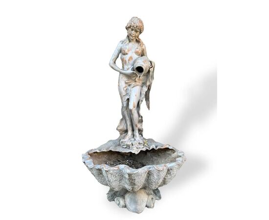 
Fontana in stile neoclassico in bronzo patinato con ninfa, primi ’900