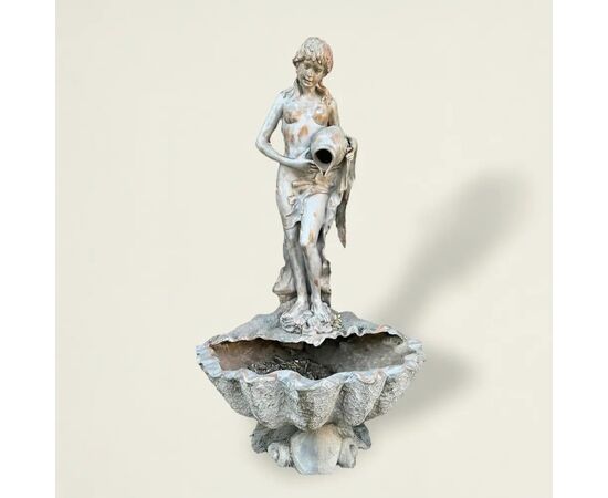 
Fontana in stile neoclassico in bronzo patinato con ninfa, primi ’900