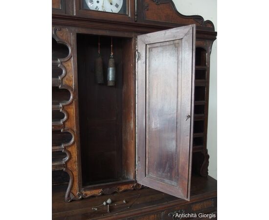 CREDENZA A DUE PORTE CON ALZATA E OROLOGIO STILE PROVENZALE (PIATTAIA)