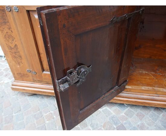 RUSTIC WALNUT MOUNTAIN SIDEBOARD WITH THREE DOORS, 18TH CENTURY SAVOY, L209xW47xH209