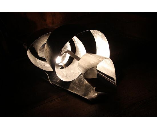 Lampada a nastro in alluminio Wirlwind realizzata dall'artista Simona Ambrosini