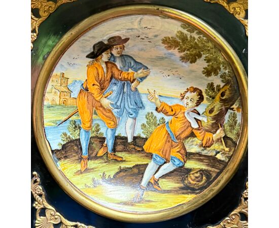 Majolica plate decorated with figures. Made in Castelli d’Abruzzo.