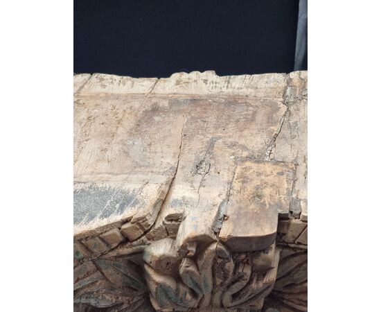 Coppia di capitelli intagliati