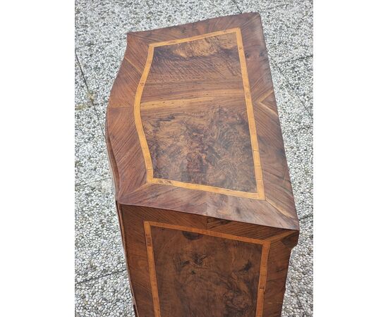 Shaped bedside table with three drawers in walnut with rosewood threads – Central Italy, mid