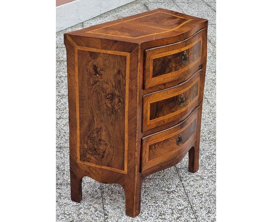 Shaped bedside table with three drawers in walnut with rosewood threads – Central Italy, mid