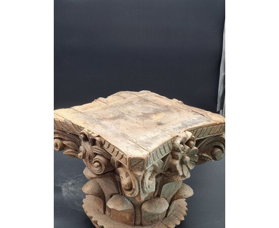 Coppia di capitelli intagliati