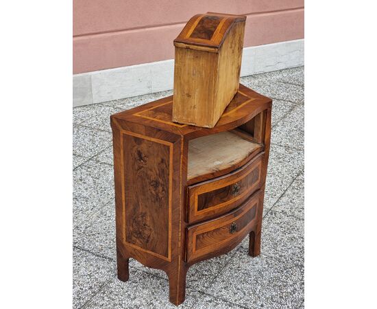 Shaped bedside table with three drawers in walnut with rosewood threads – Central Italy, mid