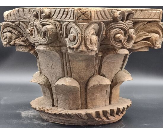 Coppia di capitelli intagliati