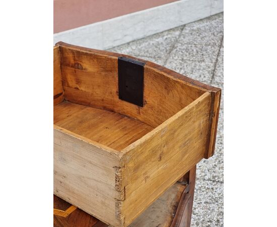 Shaped bedside table with three drawers in walnut with rosewood threads – Central Italy, mid