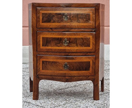 Shaped bedside table with three drawers in walnut with rosewood threads – Central Italy, mid
