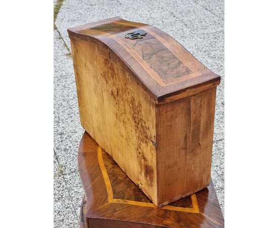 Shaped bedside table with three drawers in walnut with rosewood threads – Central Italy, mid