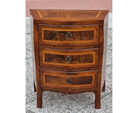 Shaped bedside table with three drawers in walnut with rosewood threads – Central Italy, mid