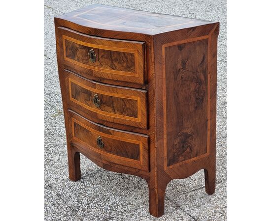 Shaped bedside table with three drawers in walnut with rosewood threads – Central Italy, mid