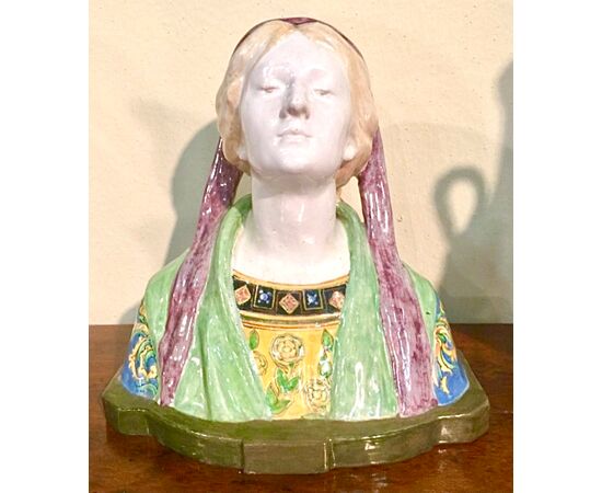Busto in maiolica raffigurante :Beatrice.Manifattura di Angelo Minghetti,Bologna