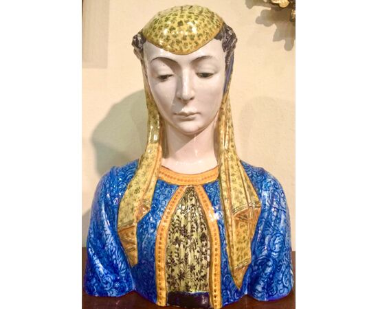 Grande busto in maiolica raffigurante figura femminile rinascimentale.Manifattura Cantagalli,Firenze.