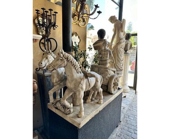 
Rara Coppia di Sculture in Marmo Bianco, Bighe Romane, XIX Secolo
