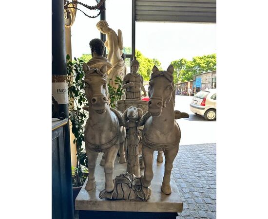 
Rara Coppia di Sculture in Marmo Bianco, Bighe Romane, XIX Secolo