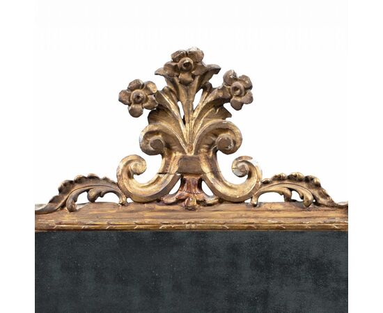 Carved and gilded wooden mirror. Italy, 18th century.