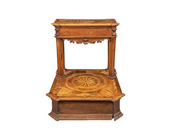 Inginocchiatoio in legno intagliato e intarsiato. Roma, XVIII secolo.