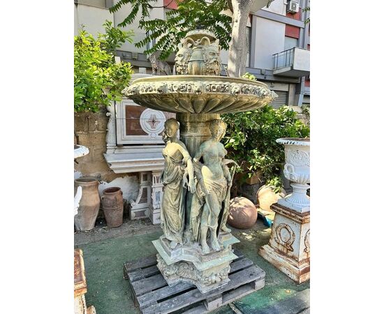 
Elegante Fontana in Bronzo con Sculture