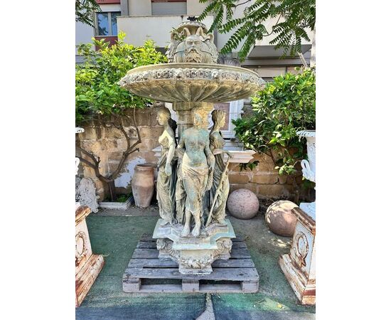 
Elegante Fontana in Bronzo con Sculture