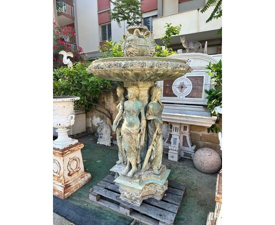 
Elegante Fontana in Bronzo con Sculture