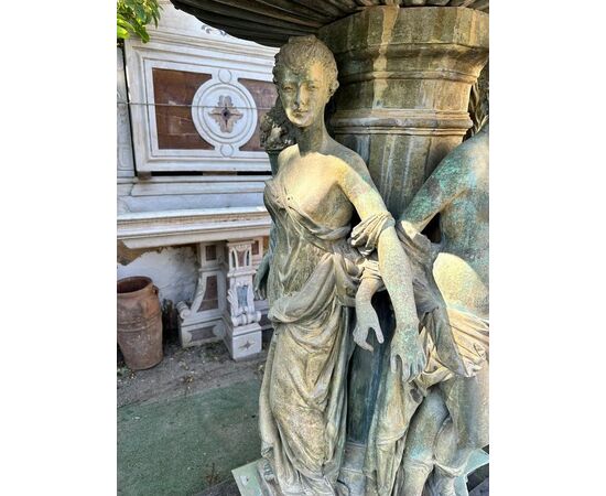 
Elegante Fontana in Bronzo con Sculture